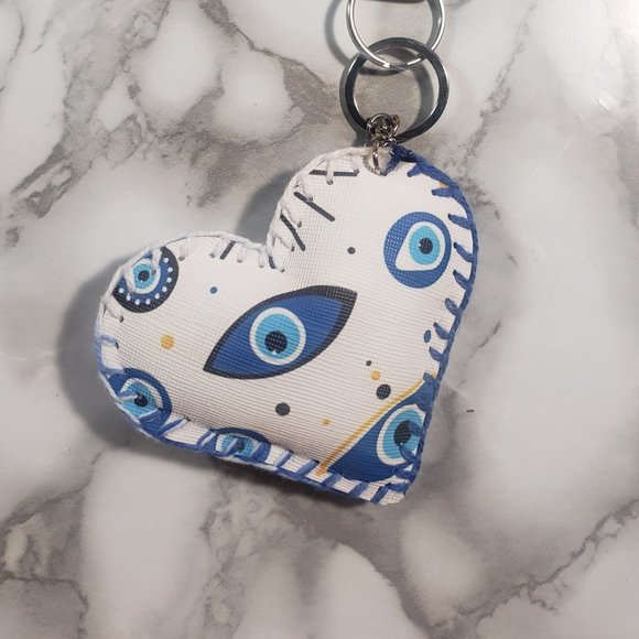 Wristlet with Heart Keychain - Picture 3 of 3